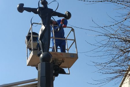 В Одессе коммунальщики обновили памятники жертвам Чернобыльской катастрофы (фото)