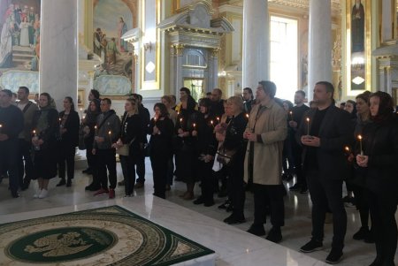 В Одессе простились с погибшими от ракетного удара молодой женщиной, ее трехмесячной дочерью и мамой (фото, видео)