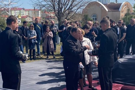 В Одессе простились с погибшими от ракетного удара молодой женщиной, ее трехмесячной дочерью и мамой (фото, видео)