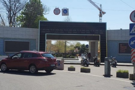 На Аркадийской аллее, ставшей пешеходной, установлены соответствующие дорожные знаки (фото)