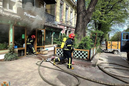 На Дерибасовской горел ресторан: жителей верхних этажей дома эвакуировали по пожарной лестнице (фото, видео)