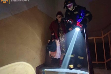 На Дерибасовской горел ресторан: жителей верхних этажей дома эвакуировали по пожарной лестнице (фото, видео)