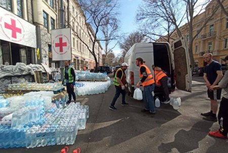 Одесситы передали жителям Николаева 10 тонн воды (фото)