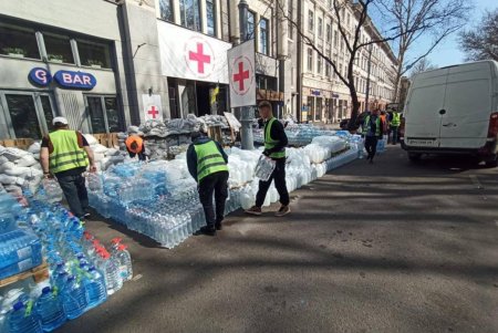 Одесситы передали жителям Николаева 10 тонн воды (фото)