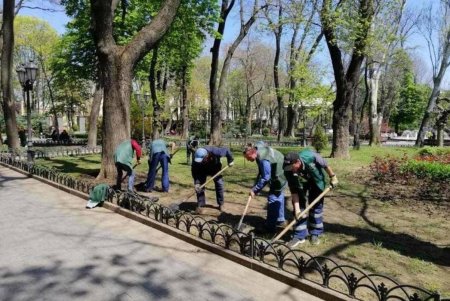 Коммунальщики очистили территорию Горсада после зимы (фото)