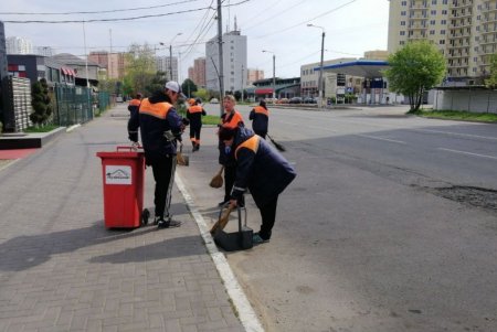 Коммунальщики убрали несколько локаций в Киевском районе (фото)