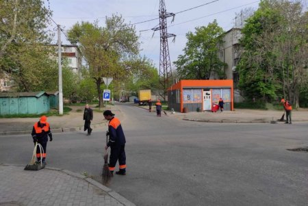 Коммунальщики убрали несколько локаций в Киевском районе (фото)