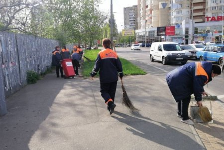 Коммунальщики убрали несколько локаций в Киевском районе (фото)