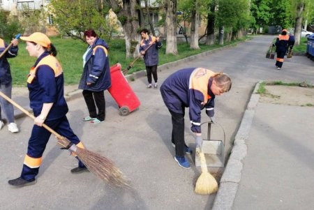Коммунальщики убрали несколько локаций в Киевском районе (фото)
