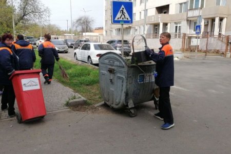 Коммунальщики убрали несколько локаций в Киевском районе (фото)