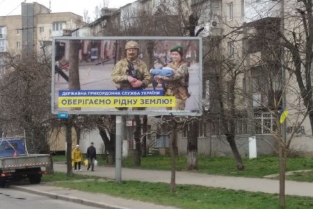 В поддержку горожан и защитников на билбордах Одессы размещают антивоенные сюжеты (фото)