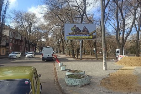 В поддержку горожан и защитников на билбордах Одессы размещают антивоенные сюжеты (фото)