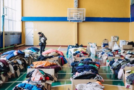 Более 13,5 тысячи малообеспеченных одесситов и переселенцев получили продукты, одежду, товары гигиены в пунктах гуманитарной помощи (фото)