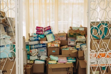 Более 13,5 тысячи малообеспеченных одесситов и переселенцев получили продукты, одежду, товары гигиены в пунктах гуманитарной помощи (фото)