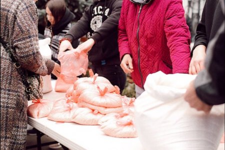Более 13,5 тысячи малообеспеченных одесситов и переселенцев получили продукты, одежду, товары гигиены в пунктах гуманитарной помощи (фото)