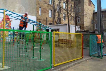 В Одессе коммунальщики косили траву, красили спортивные площадки и убирали межрейсовое пространство на Водопроводной (фото) 