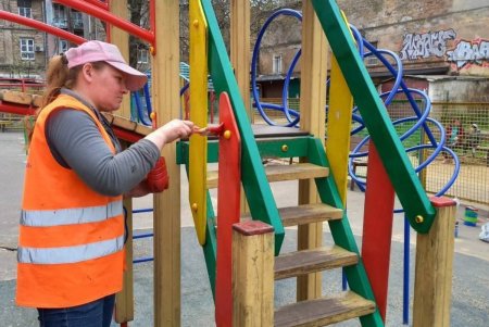В Одессе коммунальщики косили траву, красили спортивные площадки и убирали межрейсовое пространство на Водопроводной (фото) 