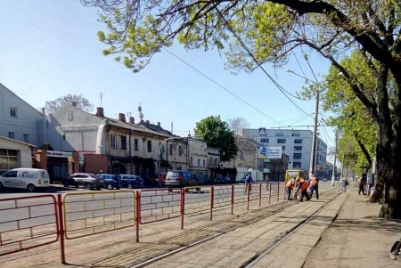 В Одессе коммунальщики косили траву, красили спортивные площадки и убирали межрейсовое пространство на Водопроводной (фото) 
