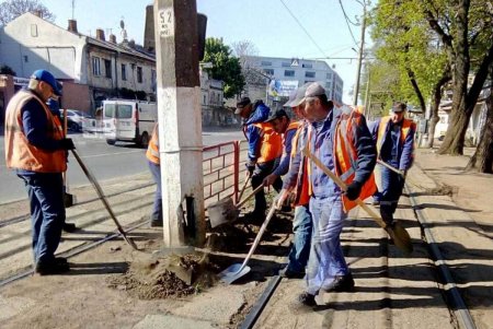 В Одессе коммунальщики косили траву, красили спортивные площадки и убирали межрейсовое пространство на Водопроводной (фото) 