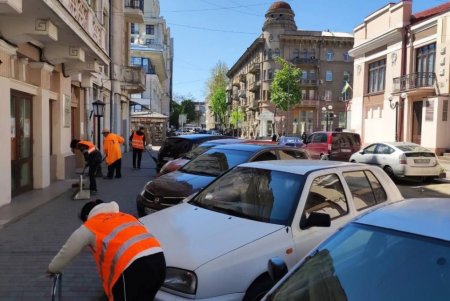 В Одессе коммунальщики косили траву, красили спортивные площадки и убирали межрейсовое пространство на Водопроводной (фото) 