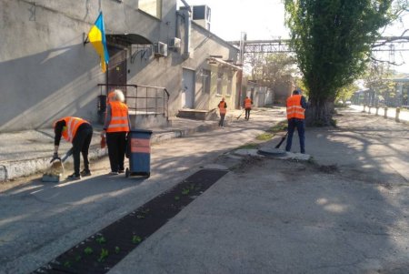 Коммунальщики нанесли дорожную разметку на Маразлиевской, отремонтировали кровлю на Шилова, убрали в Киевском и Суворовском районах (фото)