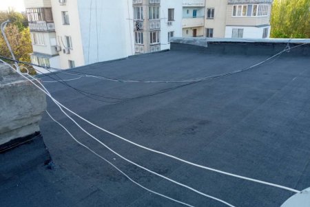 Коммунальщики нанесли дорожную разметку на Маразлиевской, отремонтировали кровлю на Шилова, убрали в Киевском и Суворовском районах (фото)