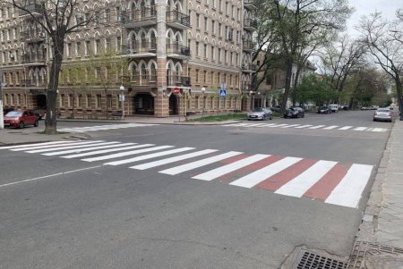 Коммунальщики нанесли дорожную разметку на Маразлиевской, отремонтировали кровлю на Шилова, убрали в Киевском и Суворовском районах (фото)