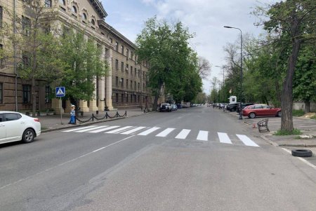 Коммунальщики нанесли дорожную разметку на Маразлиевской, отремонтировали кровлю на Шилова, убрали в Киевском и Суворовском районах (фото)