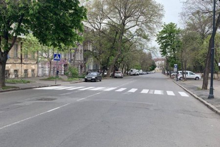 Коммунальщики нанесли дорожную разметку на Маразлиевской, отремонтировали кровлю на Шилова, убрали в Киевском и Суворовском районах (фото)