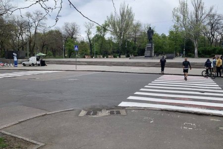 Коммунальщики нанесли дорожную разметку на Маразлиевской, отремонтировали кровлю на Шилова, убрали в Киевском и Суворовском районах (фото)
