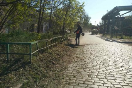 Коммунальщики нанесли дорожную разметку на Маразлиевской, отремонтировали кровлю на Шилова, убрали в Киевском и Суворовском районах (фото)