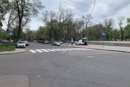 Коммунальщики нанесли дорожную разметку на Маразлиевской, отремонтировали кровлю на Шилова, убрали в Киевском и Суворовском районах (фото)