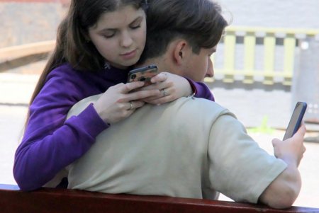 В Горсаду фиолетовым цветом зацвело Иудино дерево (фоторепортаж)