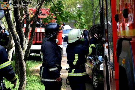 В Одессе спасатели ликвидировали пожар, возникший в результате ракетных обстрелов (фото, видео) 