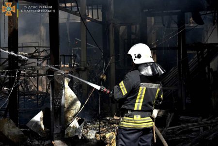 В Одессе спасатели ликвидировали пожар, возникший в результате ракетных обстрелов (фото, видео) 