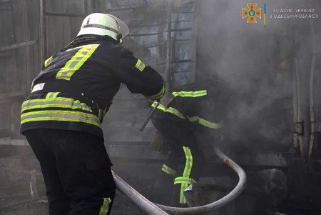 В Одессе спасатели ликвидировали пожар, возникший в результате ракетных обстрелов (фото, видео) 