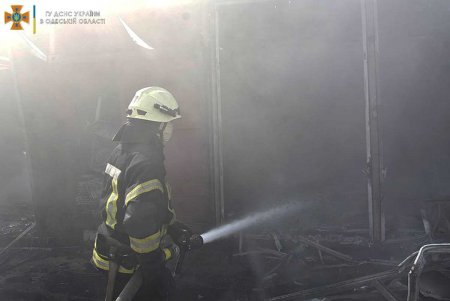 В Одессе спасатели ликвидировали пожар, возникший в результате ракетных обстрелов (фото, видео) 