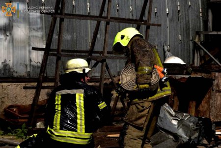 В Одессе спасатели ликвидировали пожар, возникший в результате ракетных обстрелов (фото, видео) 