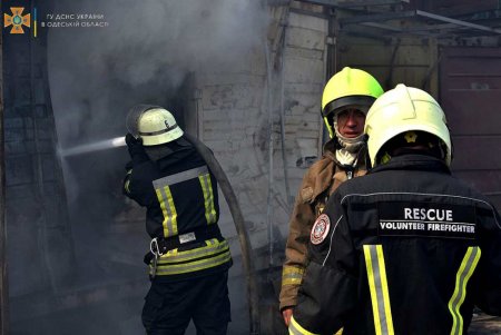 В Одессе спасатели ликвидировали пожар, возникший в результате ракетных обстрелов (фото, видео) 