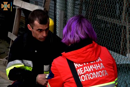 В Одессе спасатели ликвидировали пожар, возникший в результате ракетных обстрелов (фото, видео) 