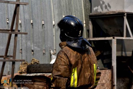 В Одессе спасатели ликвидировали пожар, возникший в результате ракетных обстрелов (фото, видео) 