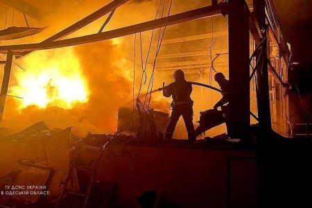 Сотрудники ГСЧС ликвидировали пожары в торговом центре и трех складских помещениях, возникшие при попадании вражеских ракет (фото, видео)