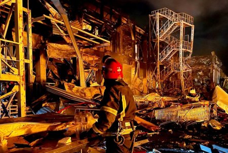 Ликвидация последствий ночных ракетных обстрелов торгового центра и складов (фоторепортаж)