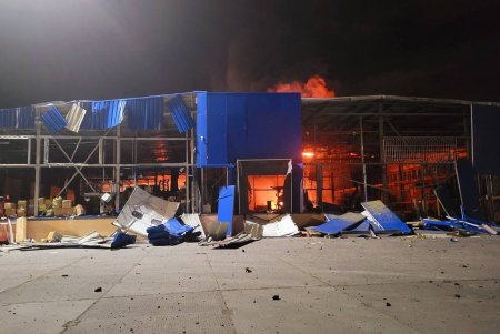 Ликвидация последствий ночных ракетных обстрелов торгового центра и складов (фоторепортаж)