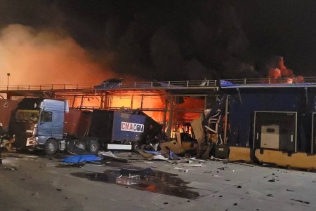 Ликвидация последствий ночных ракетных обстрелов торгового центра и складов (фоторепортаж)
