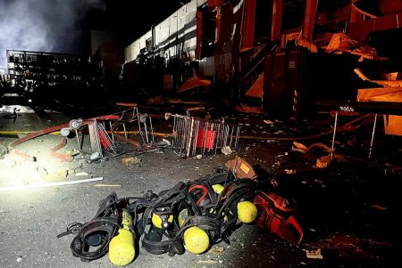Ликвидация последствий ночных ракетных обстрелов торгового центра и складов (фоторепортаж)