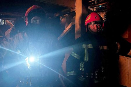 Ликвидация последствий ночных ракетных обстрелов торгового центра и складов (фоторепортаж)