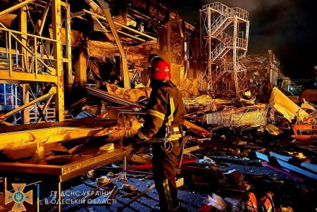 Ликвидация последствий ночных ракетных обстрелов торгового центра и складов (фоторепортаж)