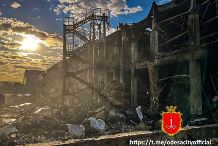 Ликвидация последствий ночных ракетных обстрелов торгового центра и складов (фоторепортаж)
