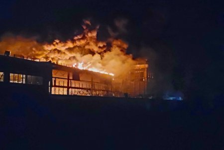 Ликвидация последствий ночных ракетных обстрелов торгового центра и складов (фоторепортаж)